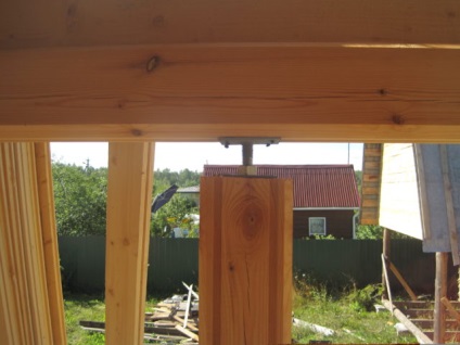Strângerea unei case din lemn din bușteni și bușteni