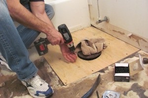 Instalarea toaletei pe instrucțiunile de instalare a podelei din lemn, reguli, caracteristici