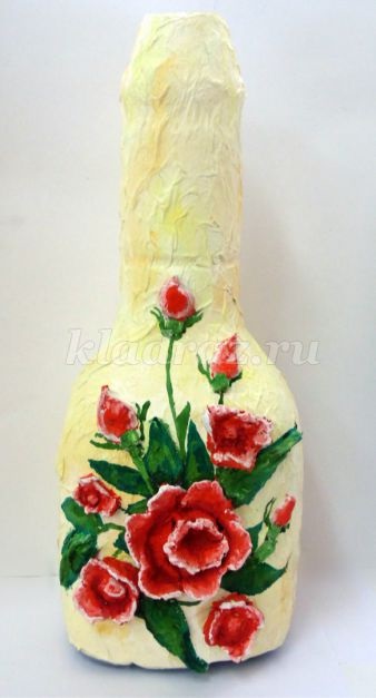 Vaza din sticle de plastic cu trandafiri pe mâini proprii