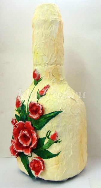 Vaza din sticle de plastic cu trandafiri pe mâini proprii