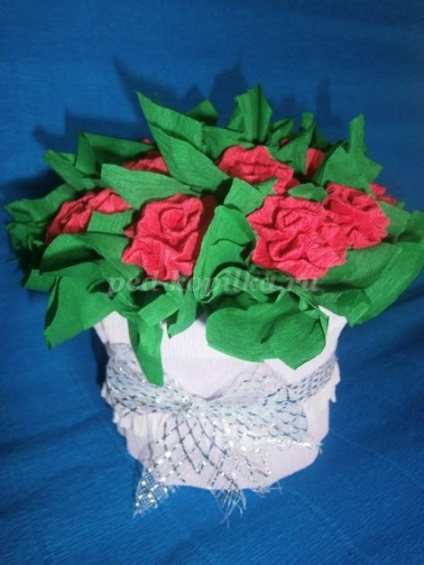 Vaza cu trandafiri de hârtie ondulată