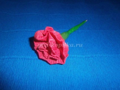 Vaza cu trandafiri de hârtie ondulată