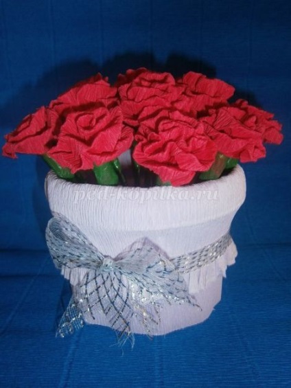 Váza rózsa rakott papír saját kezűleg