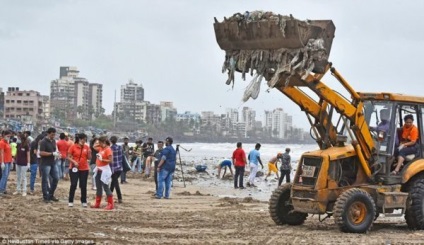 În India, oamenii au curățat plaja de 5 mii tone de deșeuri