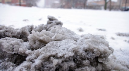 De aceea, în orice caz, nu puteți mânca zăpadă, nu doar galben