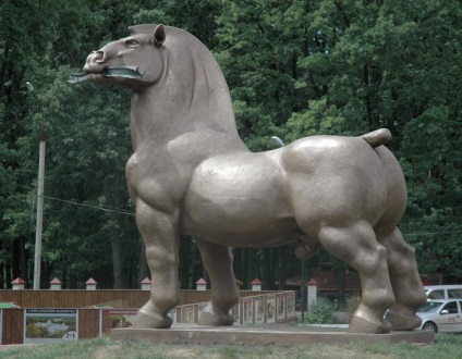 În Voronej a apărut un monument al unui cal cu organele genitale umane, o șină de mestecat, orașul Berezovski,