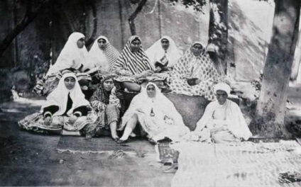 15 fotografii reale ale șahului iranian și harem lui, în care erau aproape 100 de femei