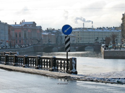Podul Anichkov deasupra fântânii