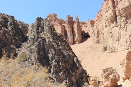 Traseul auto către Charyn Canyon, o relicvă de copaci și arcuri calde, la 300 de km de