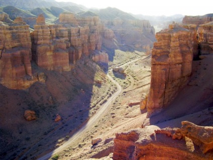 Autotravel a Charyn Canyon, ereklye hamuszürke grove és Hévizei 300 kilométerre