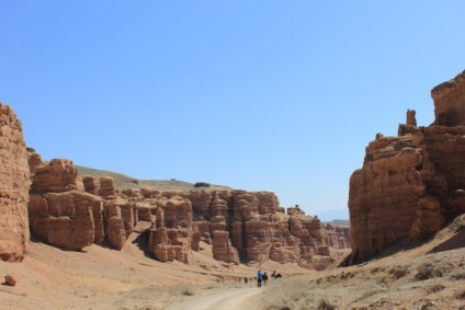 Autotravel a Charyn Canyon, ereklye hamuszürke grove és Hévizei 300 kilométerre