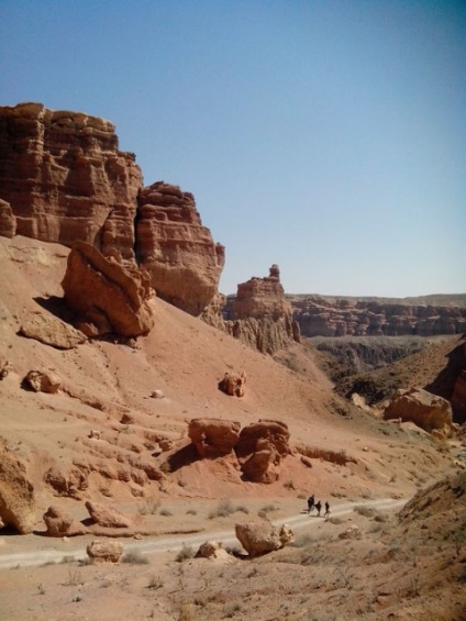 Autotravel a Charyn Canyon, ereklye hamuszürke grove és Hévizei 300 kilométerre