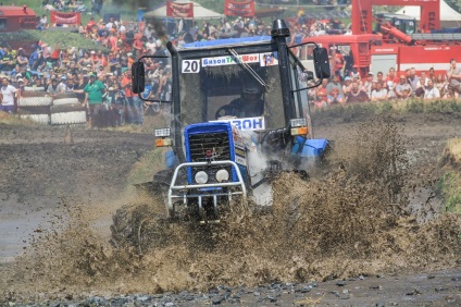 Több mint 30 000 ember látogatott évfordulóján egy traktor teljes körű verseny „Bison pálya Show”