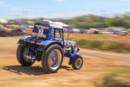 Mai mult de 30 000 de persoane au participat la turneul jubiliar de pe tractor în jurul valorii de 