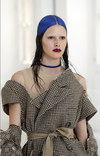 Viitorul este alături de un make-up futurist pe maison margiela show, vogue ukraine