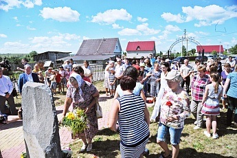 Ziua de naștere în cimitir a deschis un monument unui deputat Vyacheslav Rosa, și a fost numit 16 iulie vacanță