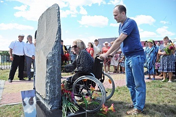 Ziua de naștere în cimitir a deschis un monument unui deputat Vyacheslav Rosa, și a fost numit 16 iulie vacanță