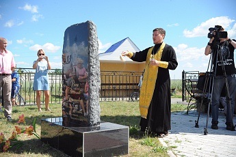 Ziua de naștere în cimitir a deschis un monument unui deputat Vyacheslav Rosa, și a fost numit 16 iulie vacanță