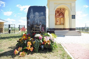 Ziua de naștere în cimitir a deschis un monument unui deputat Vyacheslav Rosa, și a fost numit 16 iulie vacanță