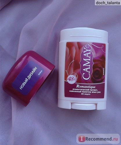 Deodorantul antiperspirant Camay Romantique parfum romantic, inspirat de un buchet de trandafiri rosii -