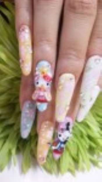 Design de unghii în stil hello kitty, manichiură și pedichiură