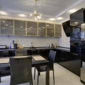 Designul unui apartament luminos cu bucatarie neagra, foto - foto de design interior al apartamentelor si caselor