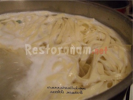 Homemade fettuccine cu pui și șuncă în sos cremos