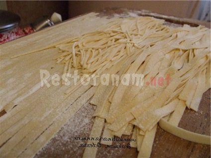 Homemade fettuccine cu pui și șuncă în sos cremos