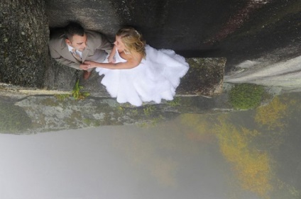 Fotografiere de nuntă extremă pe marginea unei stânci