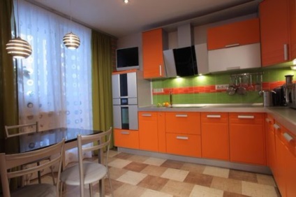Perdele ideale pentru ideile de fotografie din bucătăria portocalie a interiorului și a ferestrelor