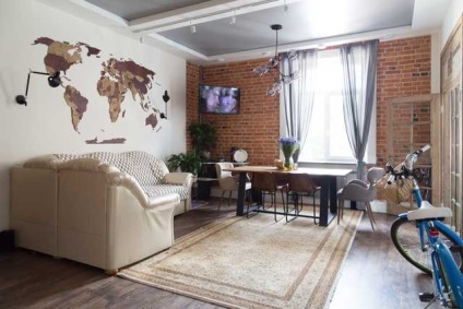 Interior cu un perete de cărămidă și mobilier de stejar în stalinka lângă rășină (Sankt Petersburg)