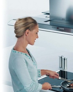 Cum să alegi capota potrivită pentru bucătărie, având în vedere puterea, metoda de curățare, natura filtrelor și