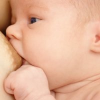 Hogyan kell etetni a babát szilikon mell szilikon mell és a mell