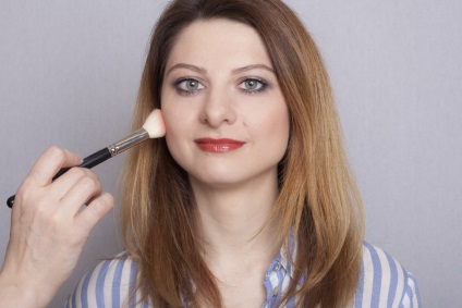 Hogyan lehet egyszerűen megváltoztatni a napi make-up az esti oktatás, kozmetikus bennfentes