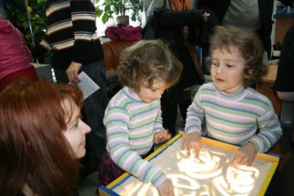 Cum se ajunge prin boală, prin trasarea unei imagini de nisip - oameni - Kievii îi învață pe copii și pe părinți să decidă