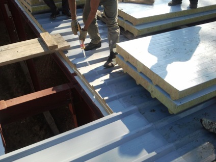Hogyan kell menteni a tetőn építése során előre gyártott épületek