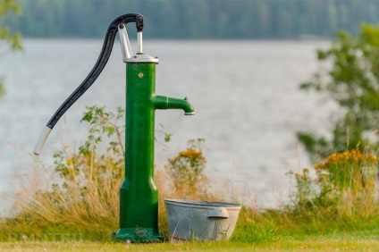 Cum să asamblați singură o pompă manuală de apă