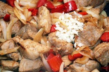 Kavarma - carne tocată și ciuperci în stil bulgar