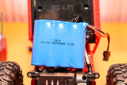 O cutie pentru baterii și o modificare a șenilei hb-p1801 cu utilizarea sa