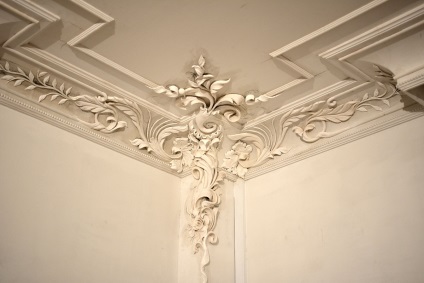 Stucul pe tavan este un tencuială din poliuretan în designul apartamentului, decorarea și decorarea în jurul candelabrului,