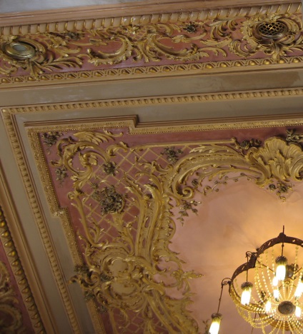 Stucul pe tavan este un tencuială din poliuretan în designul apartamentului, decorarea și decorarea în jurul candelabrului,