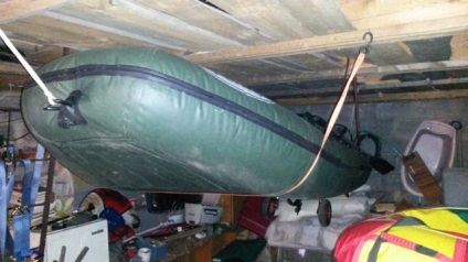 A csónak a garázsban - ideális hely tárolni a csónakot pvc a garázsban a mennyezet alatt, mint a hang, ha