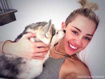 Miley Cyrus tatuată cu câinele ei