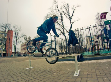 Tehnica de antrenament pe un proiectil sportiv sau cum să înveți să faci skate și bmx pe balustradă