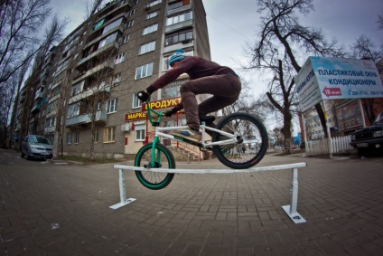 Tehnica de antrenament pe un proiectil sportiv sau cum să înveți să faci skate și bmx pe balustradă