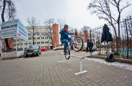 Tehnica de antrenament pe un proiectil sportiv sau cum să înveți să faci skate și bmx pe balustradă