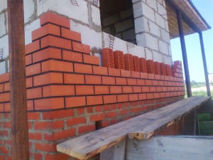 Cu fața pe pereții casei din blocurile de spumă cu cărămidă (foto, video, tehnologie)