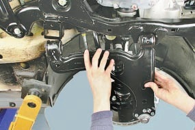 Înlocuirea Opel astra h a manetei de suspensie față pentru demontarea manuală de către Opel astra a reparației de înlocuire a unității