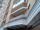 Balconul diferă de loggia, de exemplu, fotografia, care ar putea fi lățimea balconului, este balconul