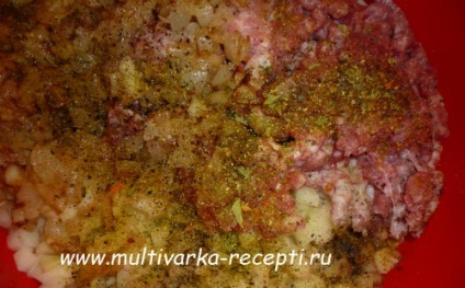 Pâine Pita cu carne tocată și cartofi în multivark